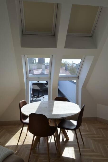 Luxury Apartment With A Balcony And View In Riga Old Town 外观 照片